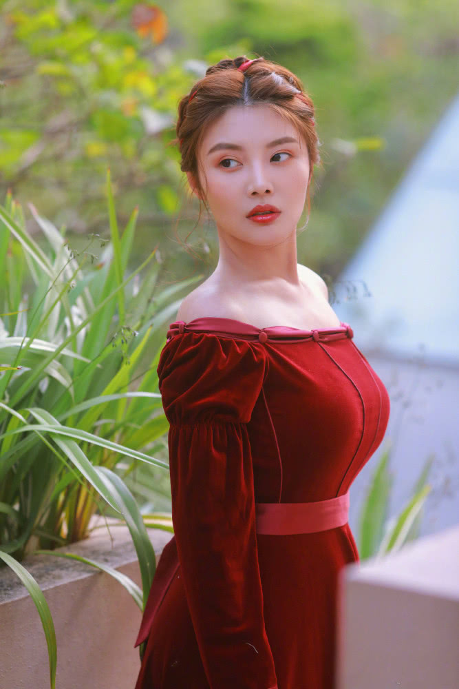 当柳岩遇上徐冬冬，仗着身材丰满挑战抹胸裙，谁更火辣