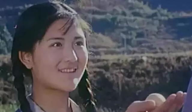 38岁谢娜外出拍广告曝光,小腹隆起孕味十足,曾豪言再要一个