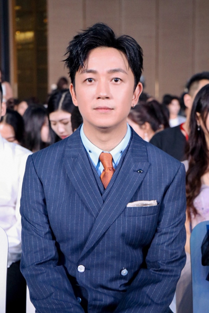 潘粤明零点为儿子庆生,离婚后父子多年未见,11岁顶顶变化大