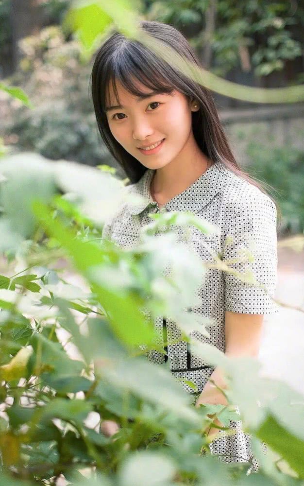 鞠婧祎穿黑色裙子丝绒材质复古时尚感银色腰带修饰腰身，增添亮点