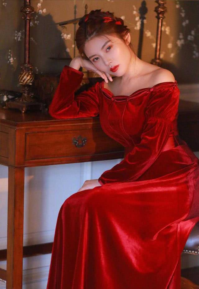 徐冬冬穿深绿色抹胸连衣裙性感UP,这腰臀比太有魅力