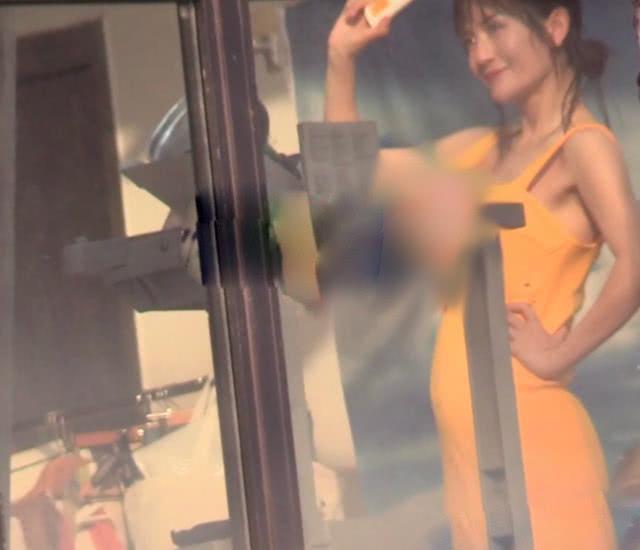 38岁谢娜外出拍广告曝光,小腹隆起孕味十足,曾豪言再要一个