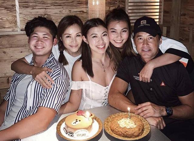 28岁人气女星晒与女友甜蜜合照,因公开出柜和性感身材备受争议