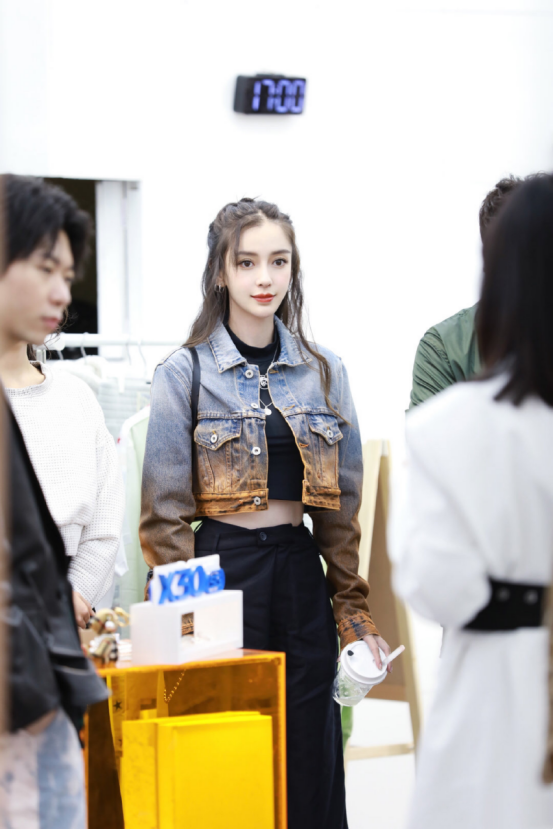 杨颖短款牛仔外套搭配黑色休闲裤,“巴掌腰”更是性感妖娆