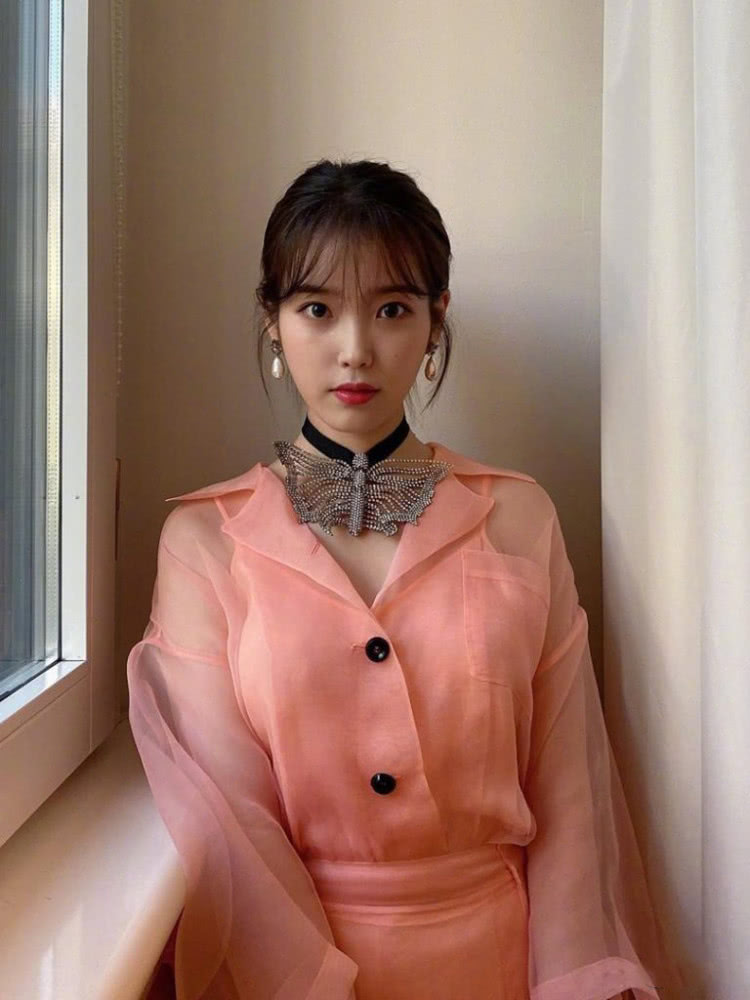 IU与MAI同框看秀,穿橘粉色薄纱裙,竟不输泰国“第一神颜”?