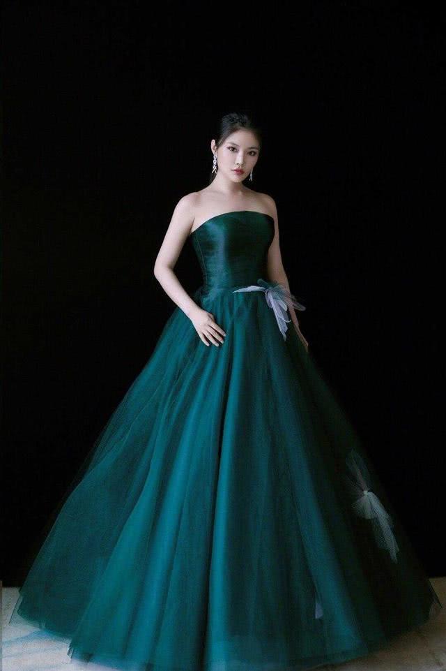 徐冬冬穿深绿色抹胸连衣裙性感UP,这腰臀比太有魅力