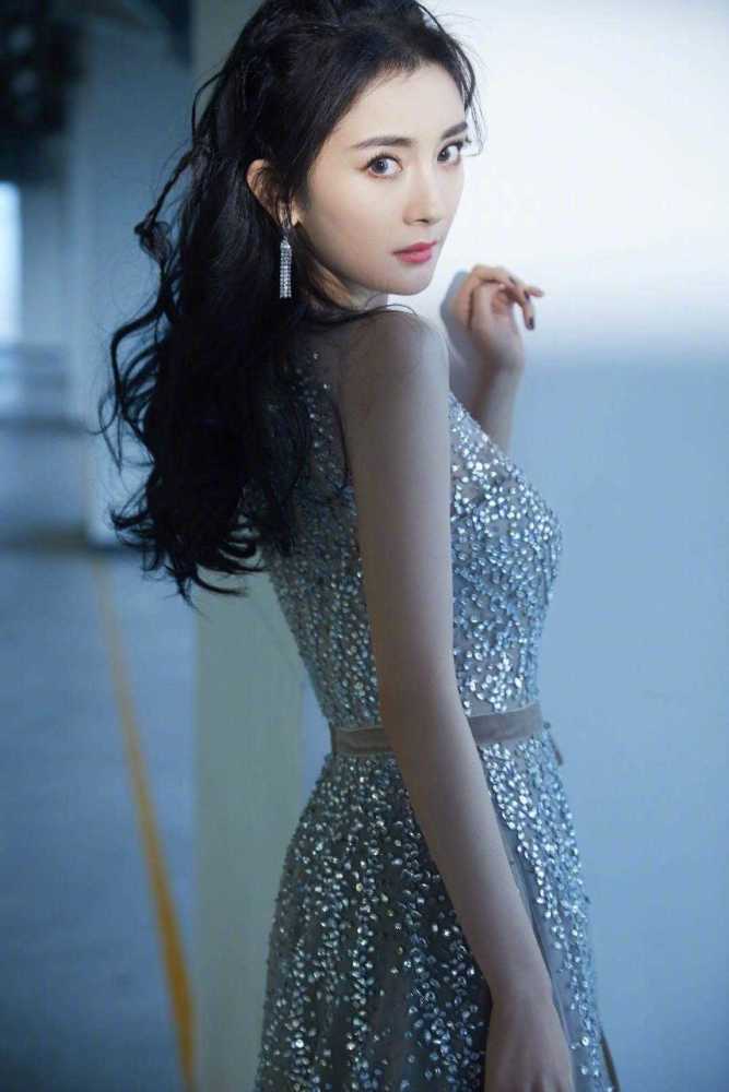 杨幂闪钻连衣裙优雅精致，长卷发造型风情万种