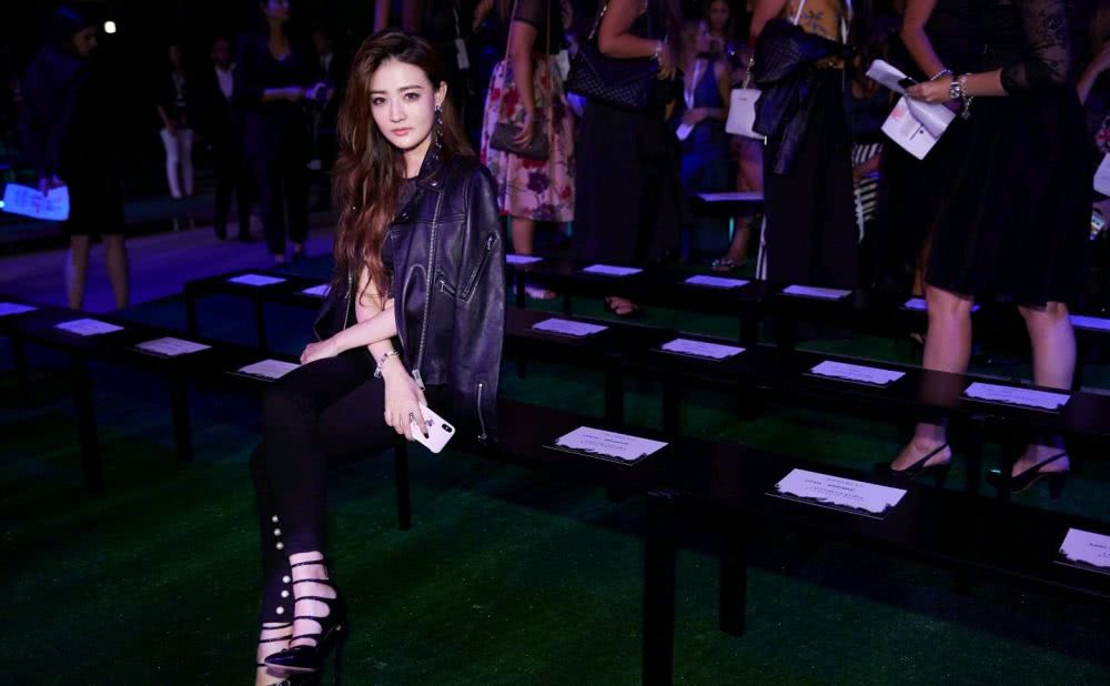 徐璐身穿一袭红色连衣裙配精致耳环,美得像盛开的玫瑰