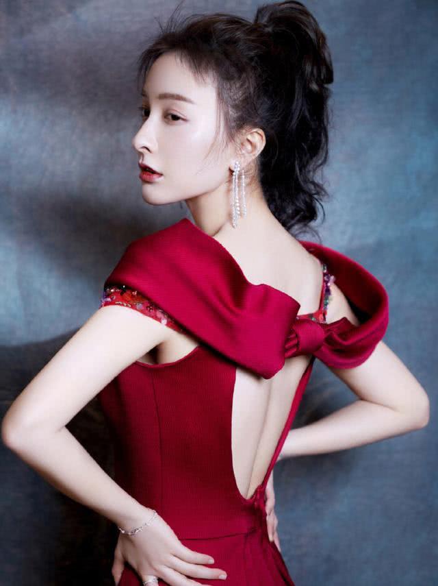 吴昕露背款酒红裙搭白色珠子气质耳环 性感又有气质
