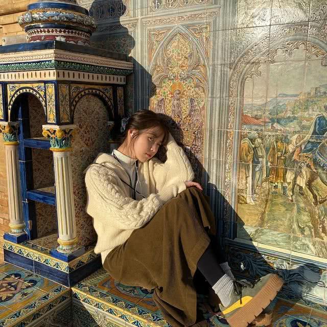 穿粉色礼服的IU,因为脖子里的配饰又火了一把,真靓呀