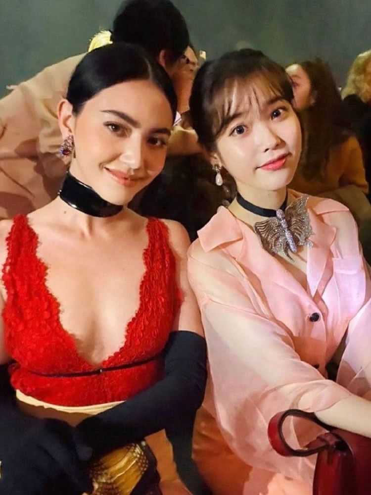 IU与MAI同框看秀,穿橘粉色薄纱裙,竟不输泰国“第一神颜”?