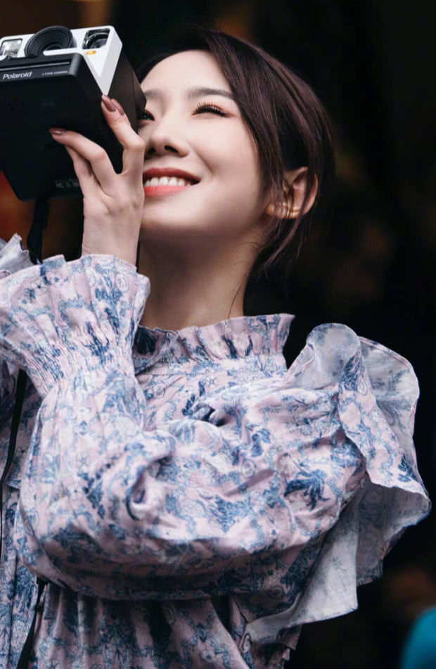 孟美岐为某杂志拍封面照片创最高销售记录,从她的穿搭上看一点都不意外