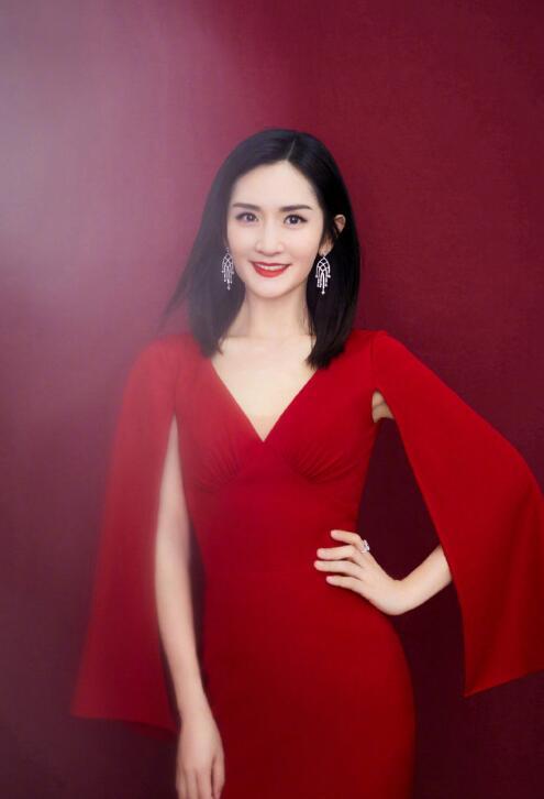 38岁谢娜外出拍广告曝光,小腹隆起孕味十足,曾豪言再要一个