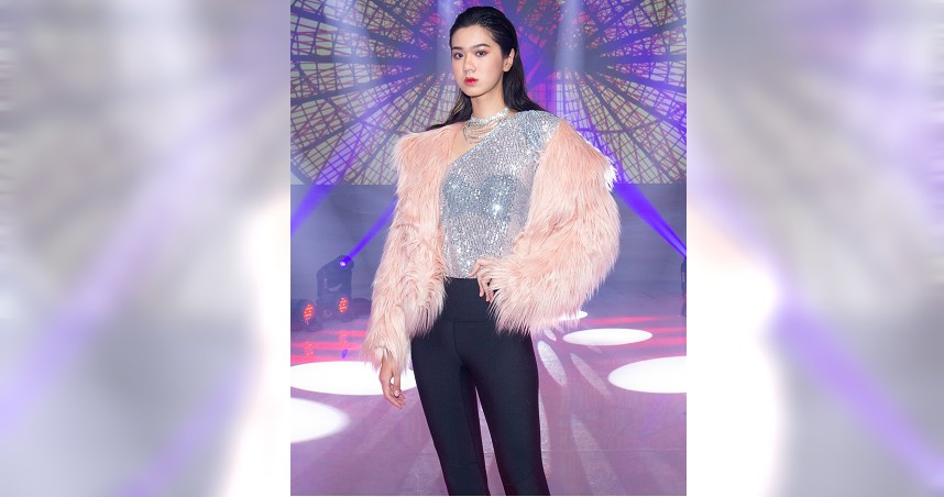 17岁名模王郁婷一夜走红 时装周上气场强大