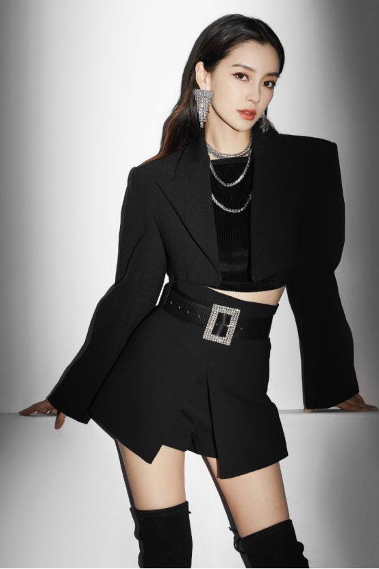 杨颖短款牛仔外套搭配黑色休闲裤,“巴掌腰”更是性感妖娆