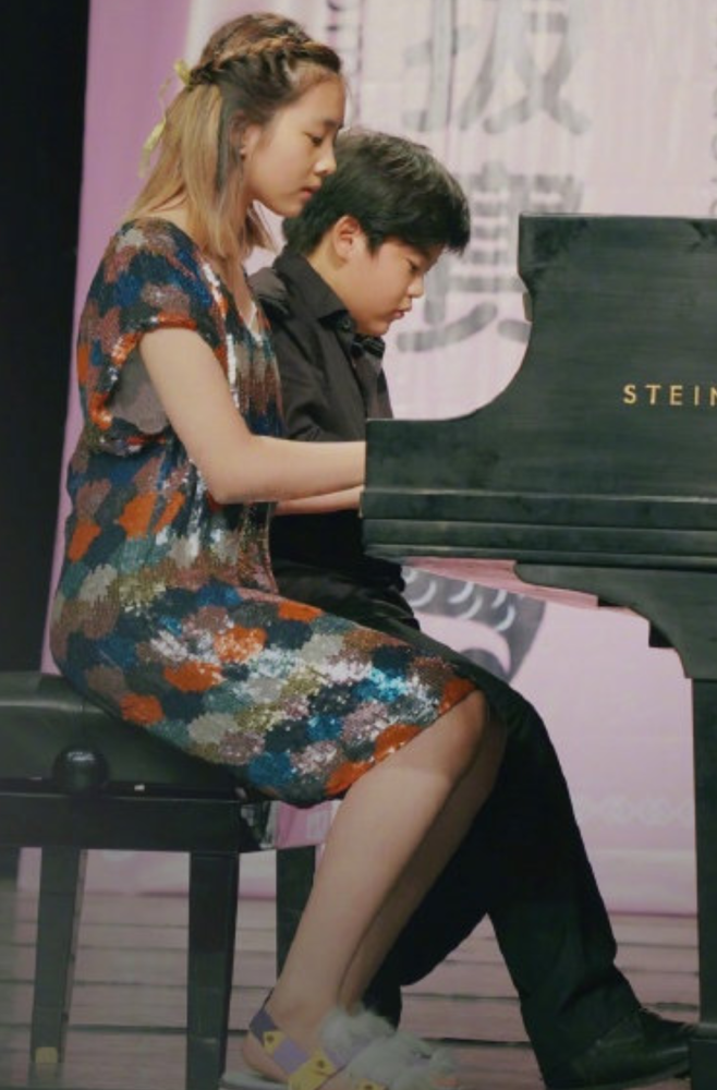 黄磊女儿多14岁就拥有初恋脸,染发+轻熟风短裙凸显时尚感