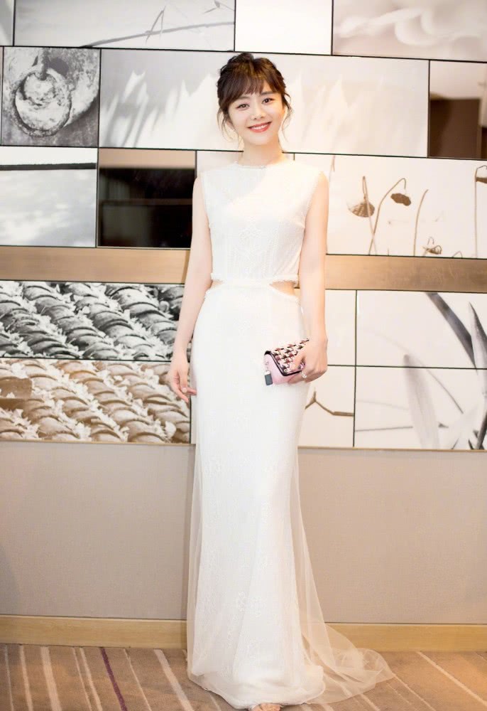 谭松韵穿衬衣配短裤,扎俩个小辫子太少女