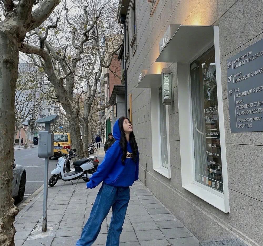 她因“蔡敏敏”圈粉无数,虞书欣身穿赫本黑裙出镜,尽显古典优雅