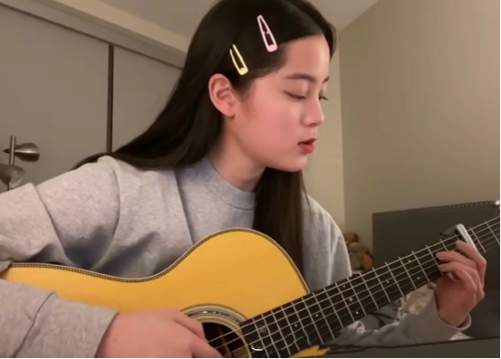 欧阳娜娜的日常穿搭帅气又时髦!黑色西装配休闲裤,看上去攻气十足