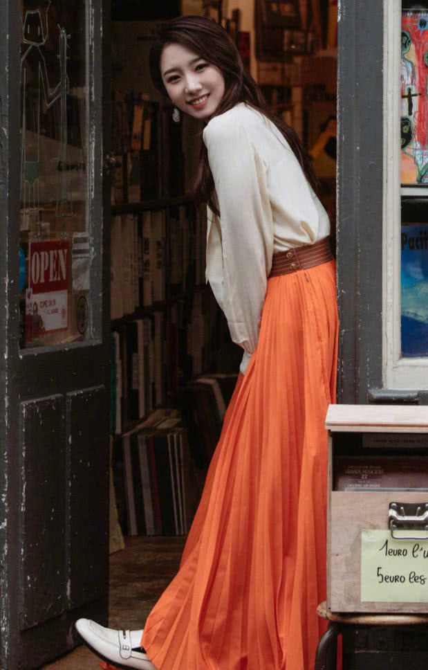 孟美岐为某杂志拍封面照片创最高销售记录,从她的穿搭上看一点都不意外