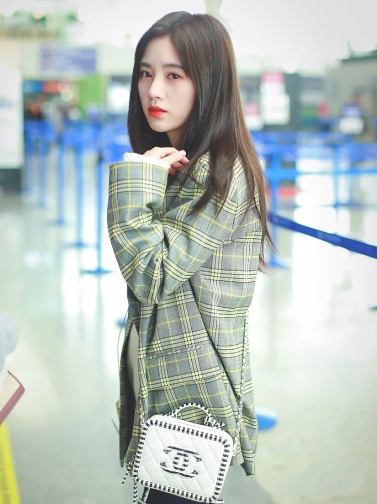 鞠婧祎真是小个子女生的穿搭范本,穿绿色格纹外套化身“抹茶味少女”