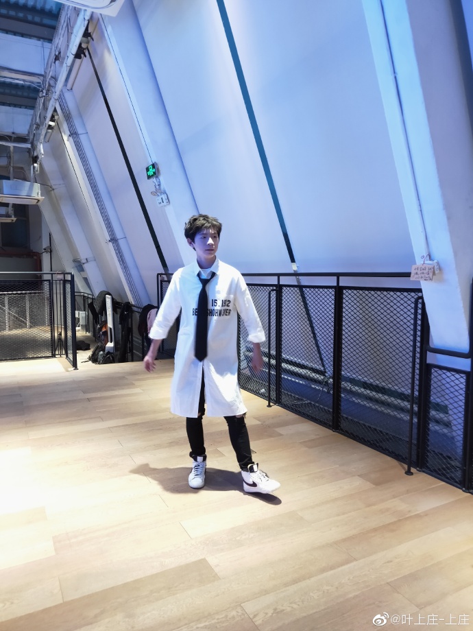 演员叶上庄详细简历 00后叶上庄凭借“肯特”一角引关注