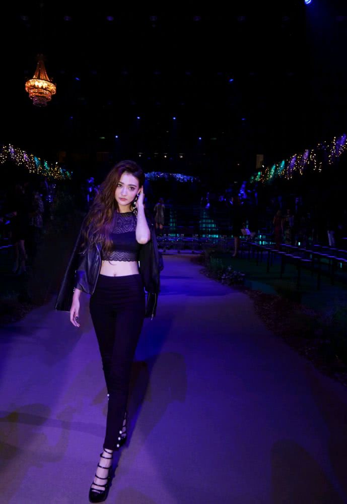 徐璐身穿一袭红色连衣裙配精致耳环,美得像盛开的玫瑰