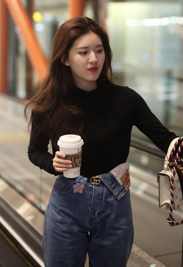 赵露思牛仔裤长短不一太潮了,凭身材轻松穿出小细腰