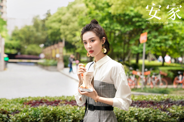 《安家》朱闪闪是由谁演的 孙佳雨演绎房地产吉祥物