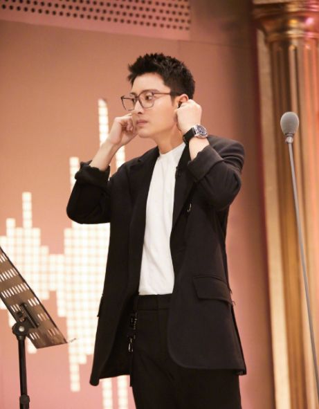 离婚不到一年，李小璐还是那个李小璐，贾乃亮却判若两人！