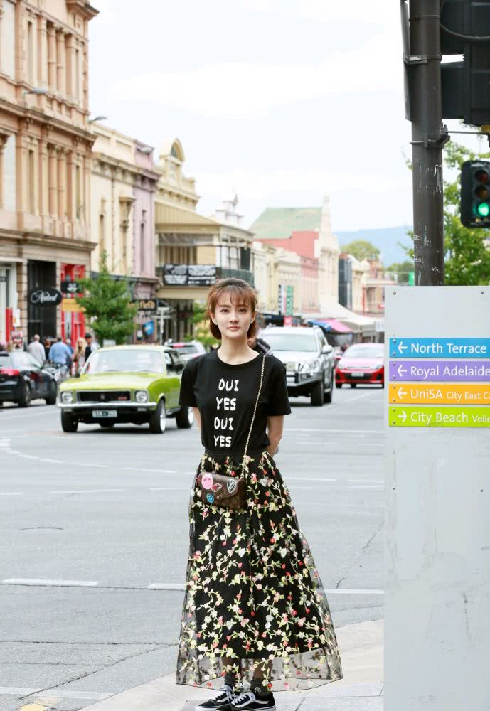 徐璐身穿一袭红色连衣裙配精致耳环,美得像盛开的玫瑰