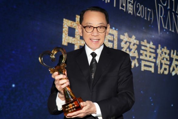 谢霆锋背景曝光，网友：难怪王菲情有独钟，向华强不敢招惹