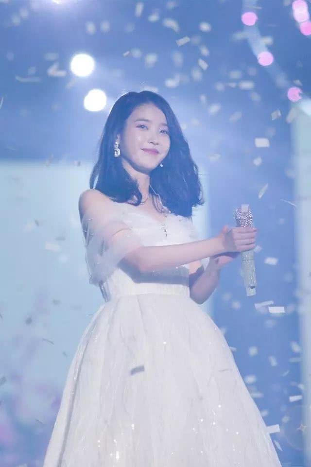 李知恩穿浅蓝色毛衣搭百褶短裙，凸显一双笔直大长腿，少女感十足