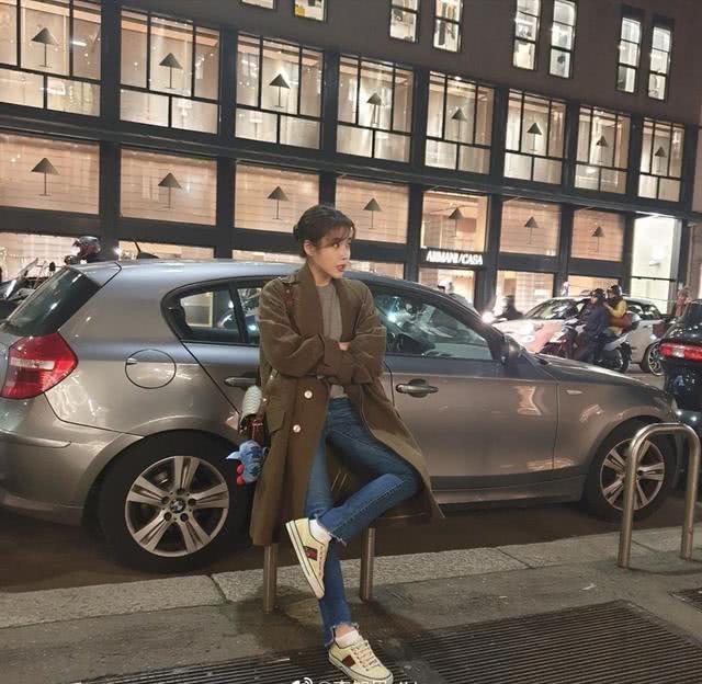 穿粉色礼服的IU,因为脖子里的配饰又火了一把,真靓呀