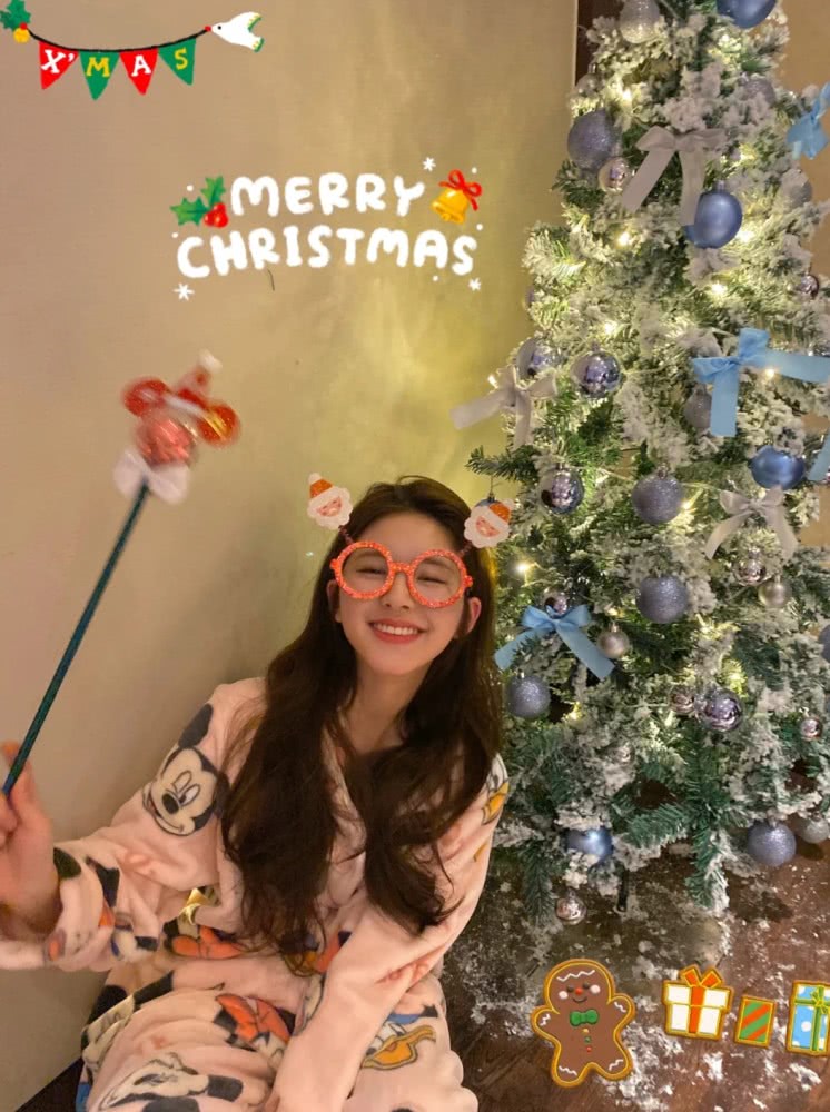 赵露思和徐璐任性挑战羊羔绒睡衣私房照，你觉得谁更可爱