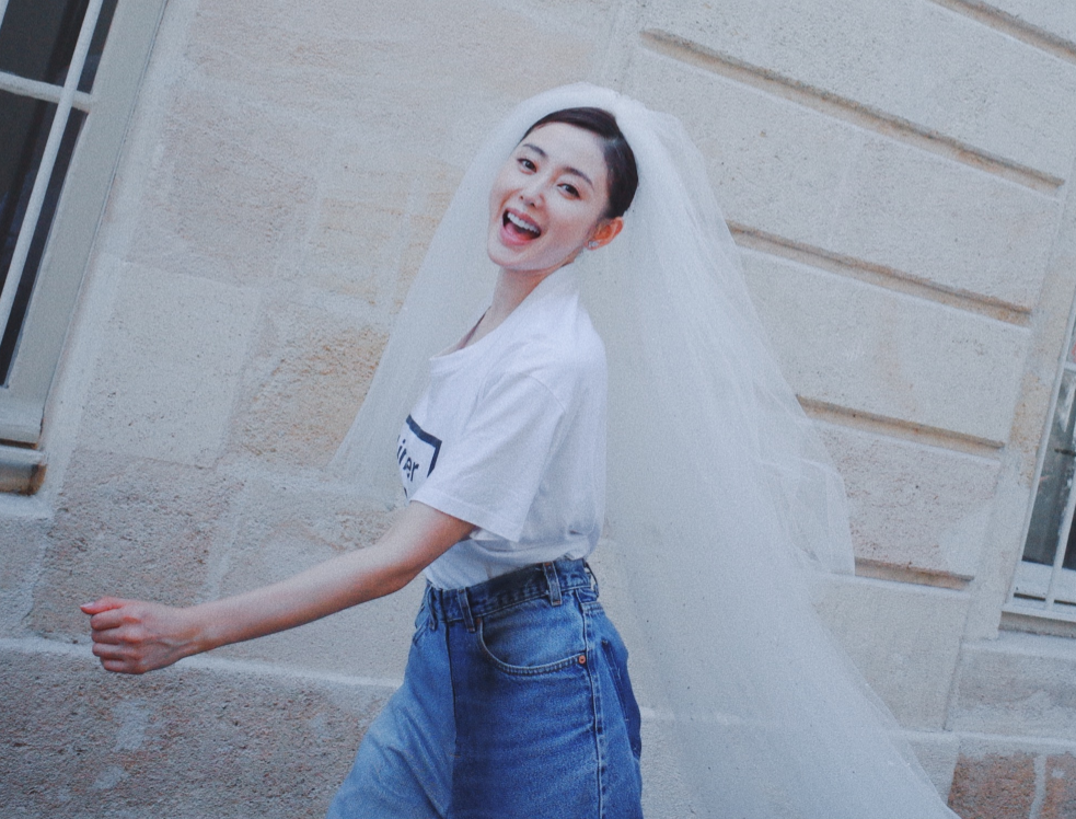 张天爱穿T恤牛仔裤戴婚纱头纱,走到街头赚足了回头率