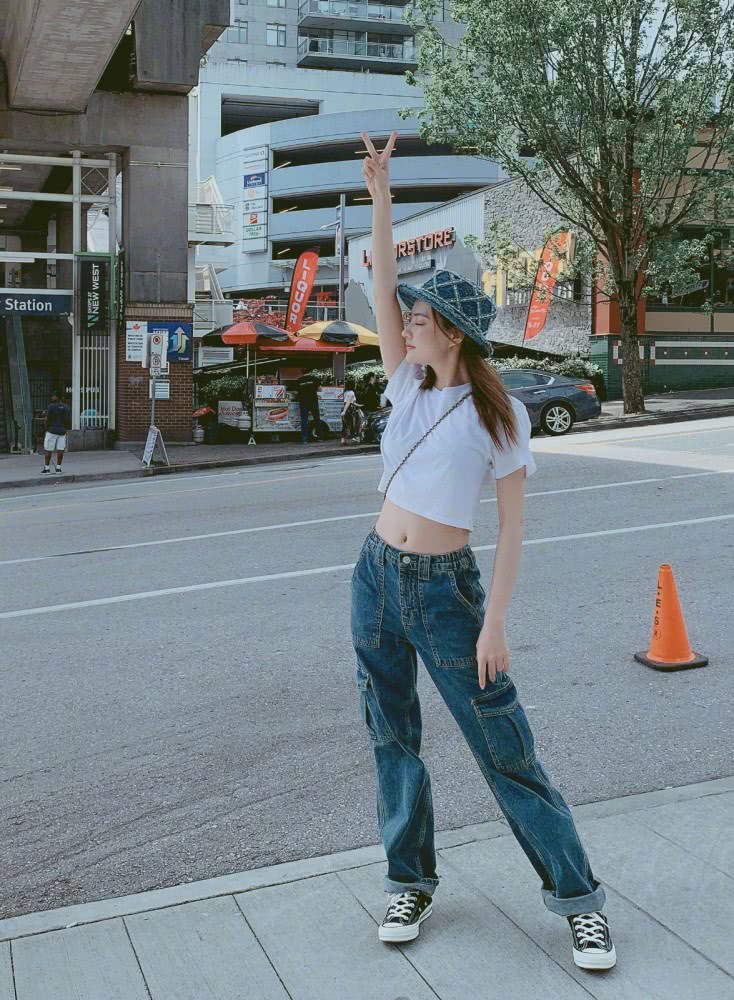 徐璐穿花背心不规则长裙,同框张铭恩配一脸