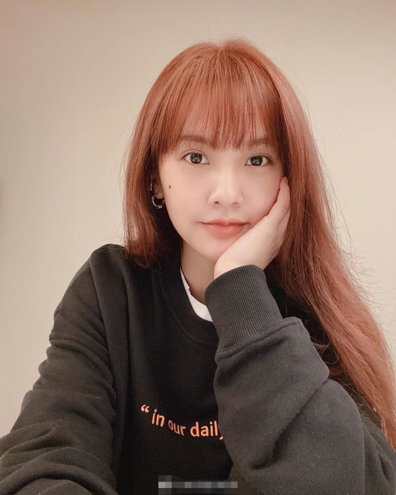 35岁杨丞琳逆生长，撩发卖萌太显嫩，越来越美