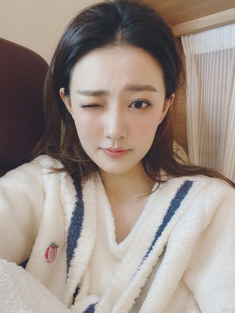 赵露思和徐璐任性挑战羊羔绒睡衣私房照，你觉得谁更可爱