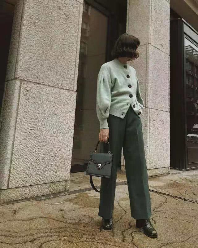 早春建议大家多穿“万能衫”，温柔又高雅，搭配裙子、裤子都好看