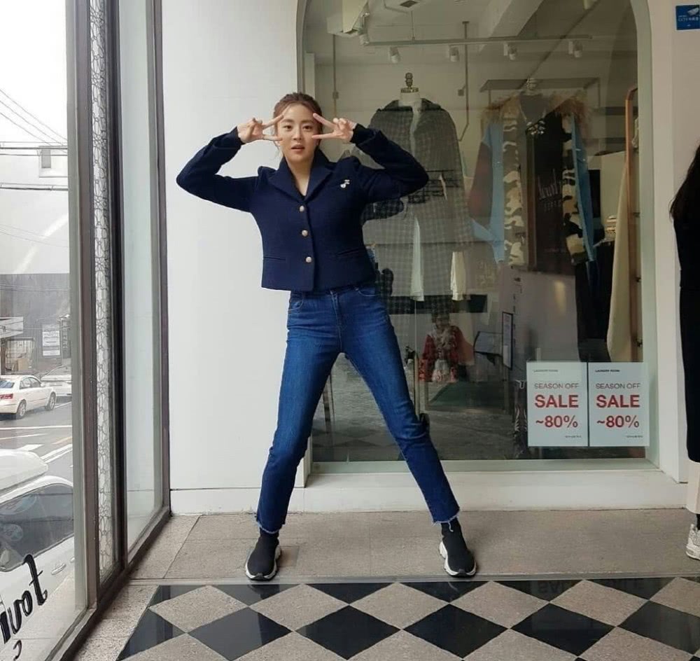 《蓝色大海的传说》她暗恋李敏镐7年,今申惠善穿西装花苞裙知性大气