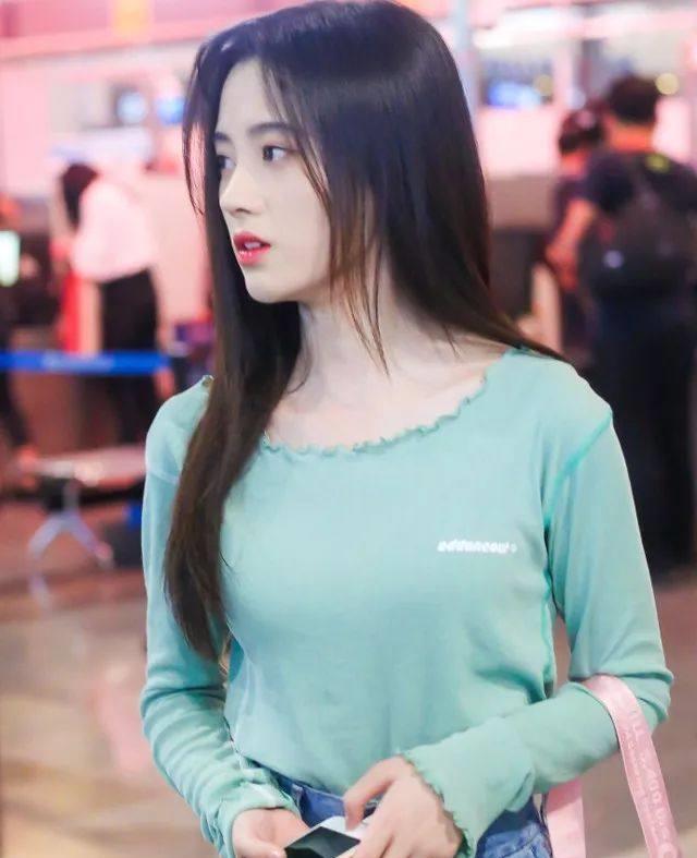 24岁鞠婧祎晒照身材很凸凹！这难道是二次发育？