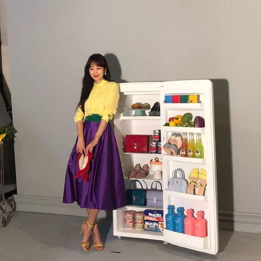 孔孝真模特出身却成演技派,穿V领粉色裙嫩成少女