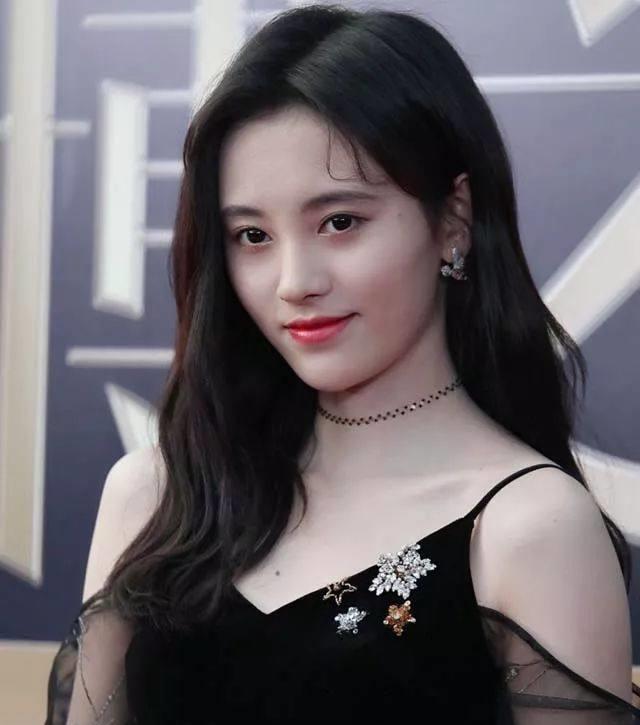 24岁鞠婧祎晒照身材很凸凹！这难道是二次发育？