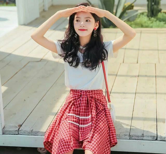 章若楠黑T白裙搭棕色外套出镜,复古气息满满