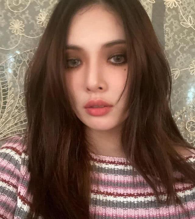 泫雅带红彩虹风后还想带红熊猫妆，穿搭素净真不像是小野马