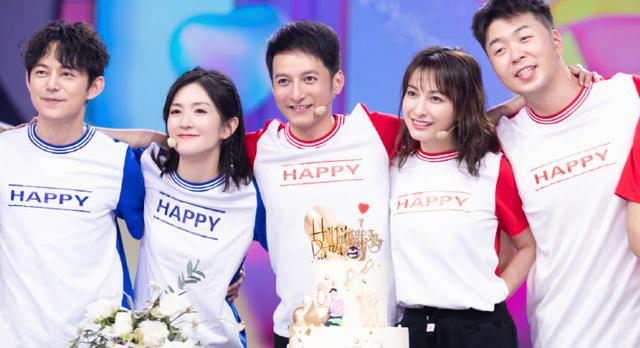 38岁谢娜外出拍广告曝光,小腹隆起孕味十足,曾豪言再要一个