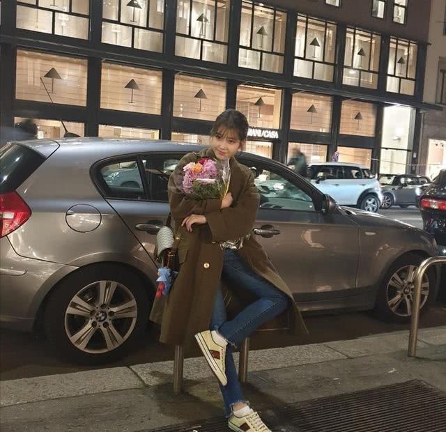 穿粉色礼服的IU,因为脖子里的配饰又火了一把,真靓呀