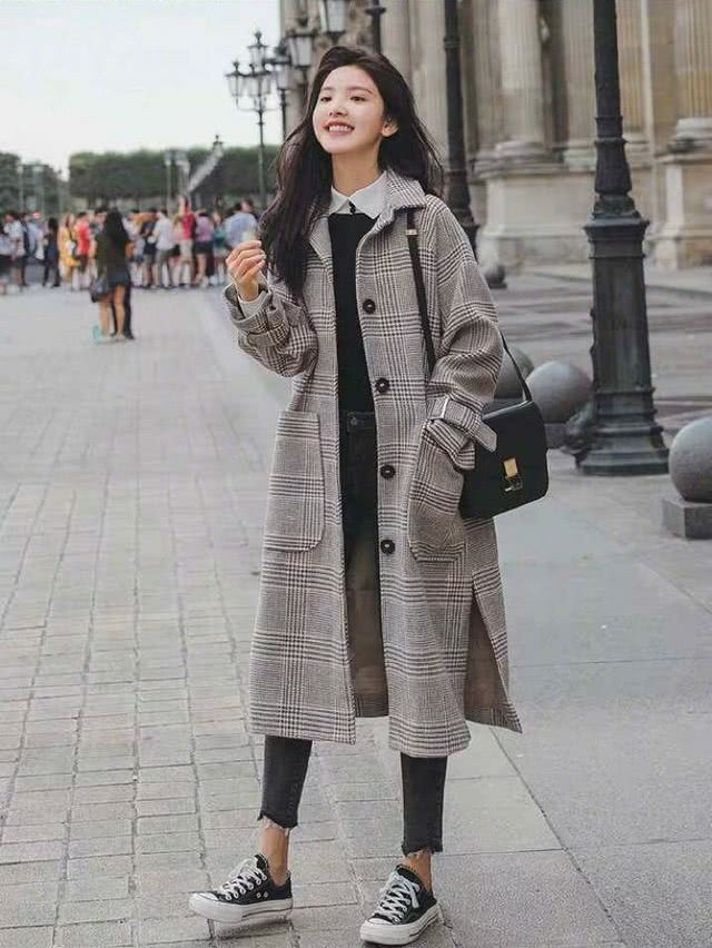 高颜值的章若楠笑容太治愈了,不过她的穿搭更是教科书级别