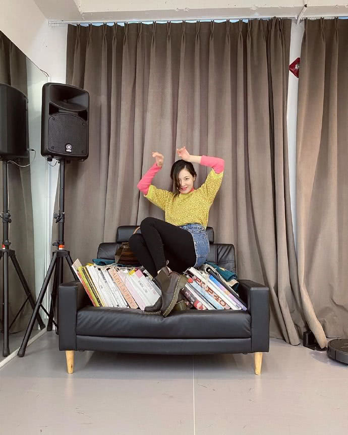 泫雅秀新私服，穿豹纹款短袖搭粉色长袖，搭配还是那么时髦！